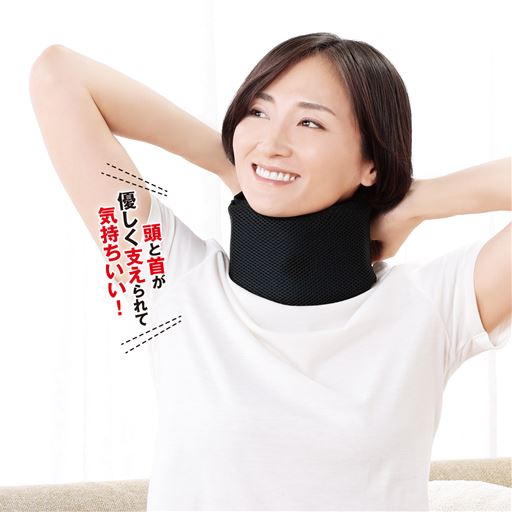 前面はクッション素材を使用し、あごや首もとへのあたりを軽減。全面メッシュ素材でムレにくい。