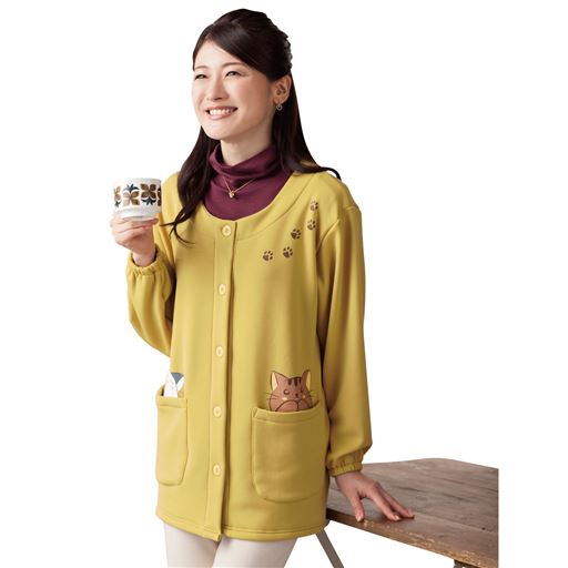 左右に便利なポケット付き。袖口ゴム入りで家事・仕事でも活躍します。<br>カラシ(ネコ柄)