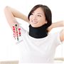 前面はクッション素材を使用し、あごや首もとへのあたりを軽減。全面メッシュ素材でムレにくい。