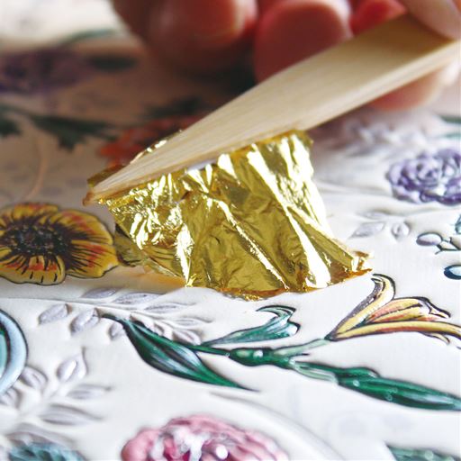 金箔貼り作業 蝶の部分は職人が一つ一つ本金箔を手作業で貼り付けるこだわり。