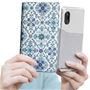 【カメラ使用イメージ】粘着パッドでスマホを固定する手帳型。スマホ本体を外側に出せば、ケースを付けたまま撮影が可能。カードやレシートも入るポケット付き。
