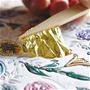 金箔貼り作業 蝶の部分は職人が一つ一つ本金箔を手作業で貼り付けるこだわり。