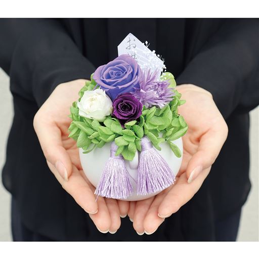 花器は手のひらサイズ <br>※クリアケースと花器は粘若テープで固定され ております。 着脱する際は優しくゆっくり剥がしてください。