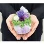 花器は手のひらサイズ <br>※クリアケースと花器は粘若テープで固定され ております。 着脱する際は優しくゆっくり剥がしてください。