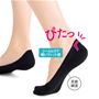 「脱げにくい」を追求した仕様で、かかとにピタッとフィット。