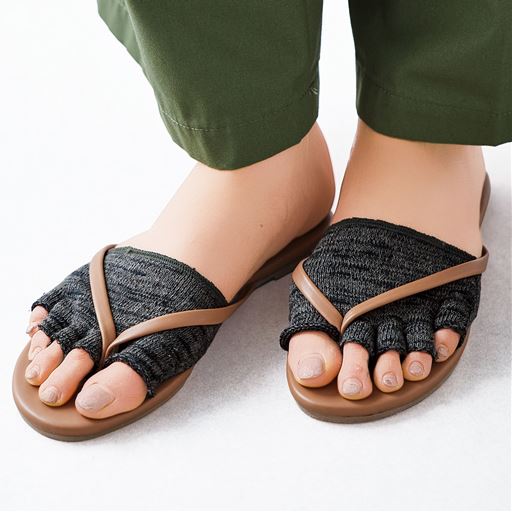 サンダルの素足履きにありがちな、汗のヌルヌルや靴ずれ対策にも!  B(ブラック系) 着用例