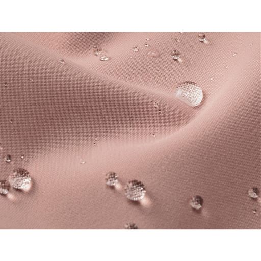 軽くしなやかな素材。水をはじいて多少の雨もあわてない