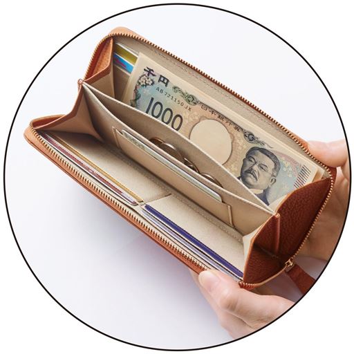 大きく開いて出し入れラクラク 小銭入れは取り出しやすいオープン仕様