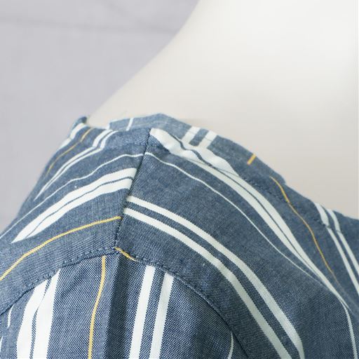 肩ひもがチラ見えしにくいマチ付きのボートネック。