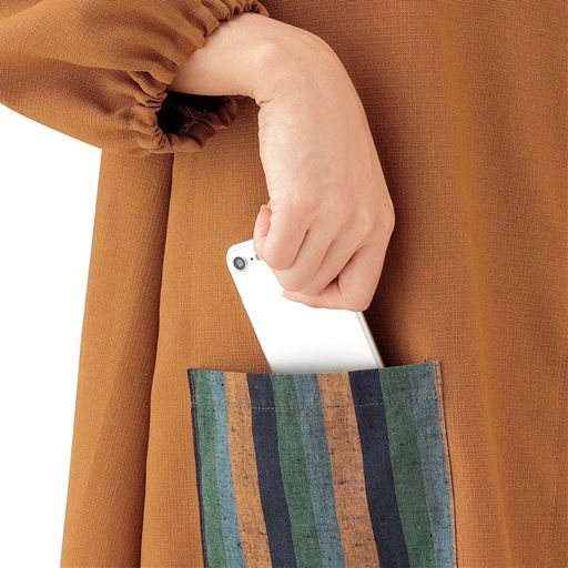 大きめポケットでスマホもラクラク入る
