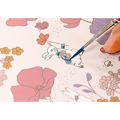 白くなめされた革に色鮮やかな絵柄を描いた浅草文庫。友禅の技を駆使し職人が丹念に作り上げます。