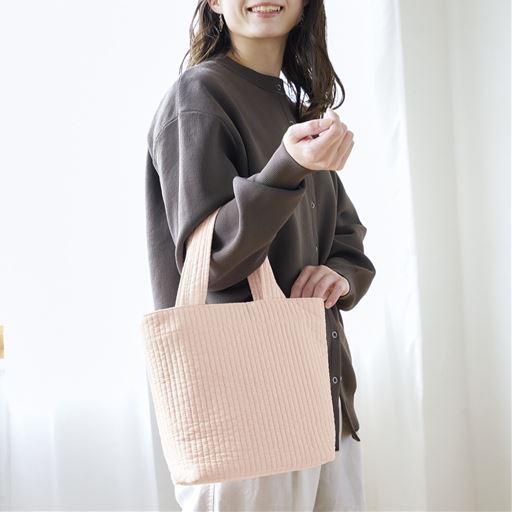 ふんわり軽量で機能的、いつも持ち歩きたくなるヌビバッグ!<br><br>ピンクM<br>※使用イメージ