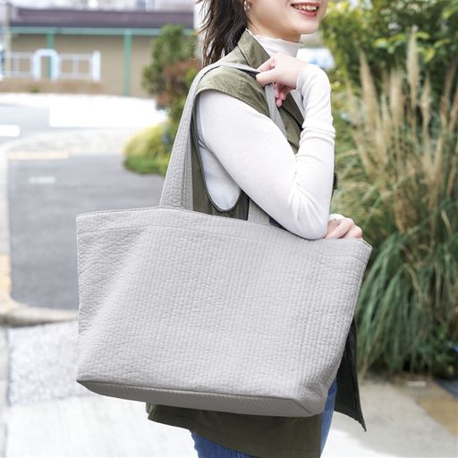 【Lサイズ】<br>2種類の持ち手で使い分け♪<br>肩にかけても!<br><br>グレーL<br>※使用イメージ