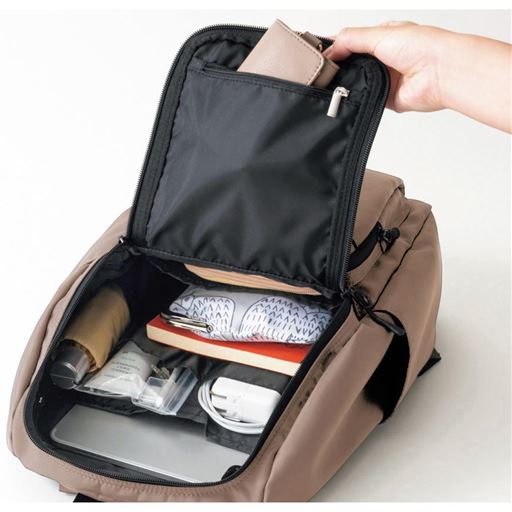 メイン収納部はコの字に大きく開き、中の荷物が探しやすく出し入れもスムーズ。<br>内側ポケット(オープンポケット×3、ファスナーポケット×1、ベルクロポケット×1、ペットボトルポケット×2)