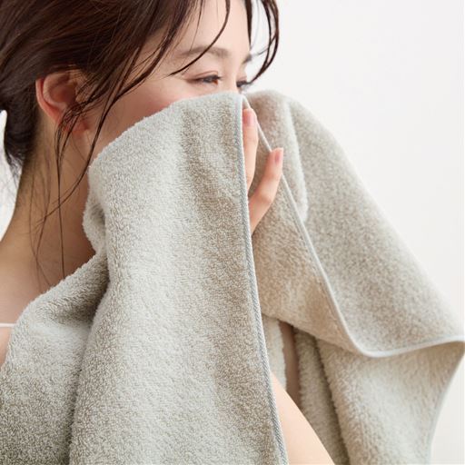 ライトグレージュ<br>ふっくら優しい肌ざわりは保ちつつ、日常使いしやすいほどよい厚みです。