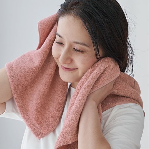 スモークピンク<br>ふわっと当てればスッと吸水! 洗顔後の無防備な肌もやさしく守ります。