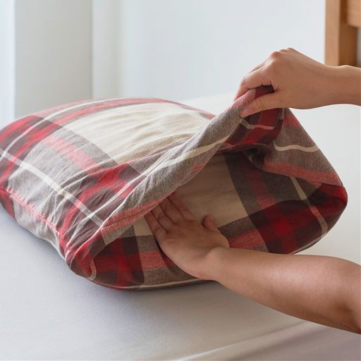余った部分を折り込んでサイズ調整が可能です