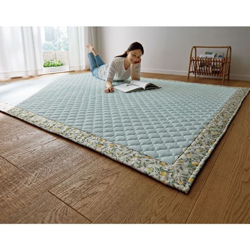 ブルー 横240×縦180cm 思わず寝転びたくなるタオルのような肌ざわり。ウレタンフォーム入りで底付き感なくふっくら。