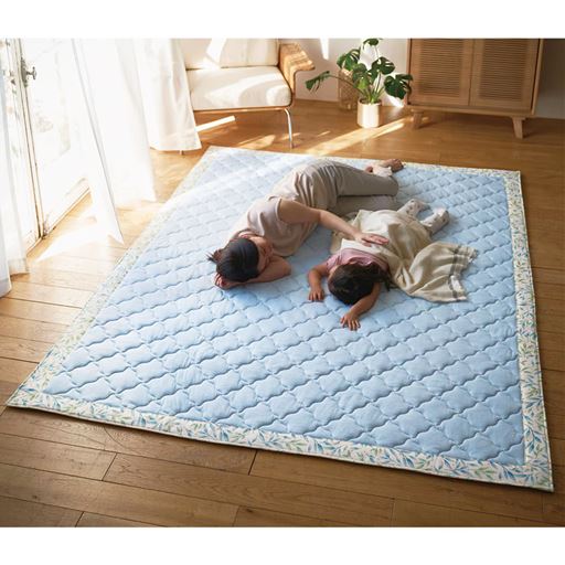ブルー(横230×縦185cm)<br>家族が集まるリビングに! スマートドライ生地を使用したひんやりキルトラグです。