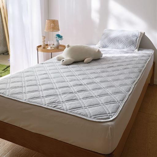 グレー ※商品は置くだけパッドシーツです。<br>裏側はすべりにくい加工を施したメッシュ素材。サッと置くだけでピタッとズレにくい仕様です。