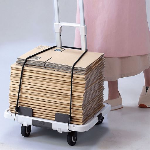 荷物固定用のゴム紐付きで収納ポケットも付いています。