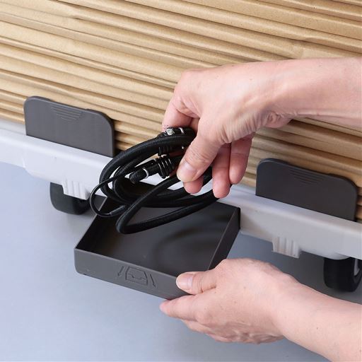 荷物固定用のゴム紐付きで収納ポケットも付いています。