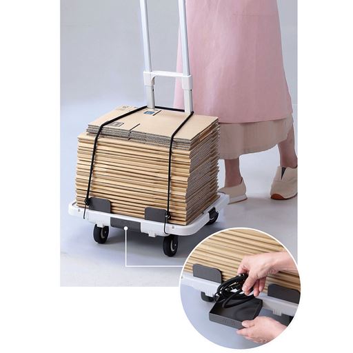 荷物固定用のゴム紐付きで収納ポケットも付いています。