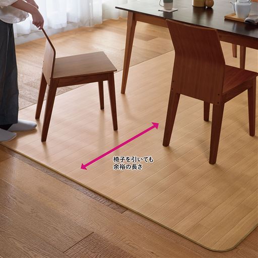 ベージュ 横280×縦200cm 厚さ約1.8mmと薄手でつまずきにくく、フローリングワイパーや掃除機掛けもスムーズ。