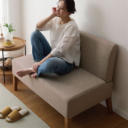座面が広くゆったり座れるので、リビング使いとしても◎