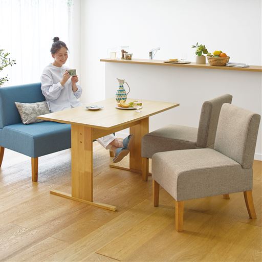 (左から) ブルー B (2人掛け用)・ベージュ A (1人掛け用) ※商品はソファです。<br>ロータイプのダイニングテーブルと組み合わせてくつろぎの空間に。