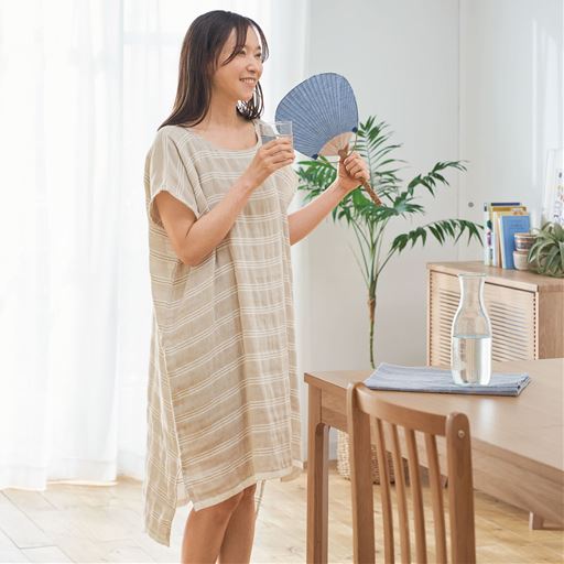 ベージュ サッとかぶるだけで、お風呂上がりはもちろん部屋着としても涼しく快適。薄手で乾きやすいのもうれしいポイント。