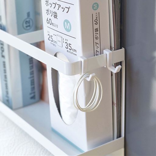 よく使うキッチンツールや輪ゴムを収納するのに便利なフック付き。使い勝手がいいようにフックはフレームのどこにでも取り付けができるようになっています。