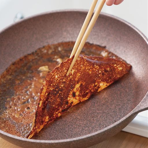 細かい凹凸で食材の接地面積を少なくしてこびりつきにくく。内側と外側、合わせて14層ものコーティングでツルスベが長続き。