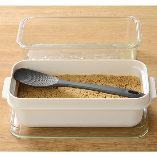 ぬかが付きにくいWエンボス加工。容器内に浮かせて収納ができる為、他所から用意する必要もありません。
