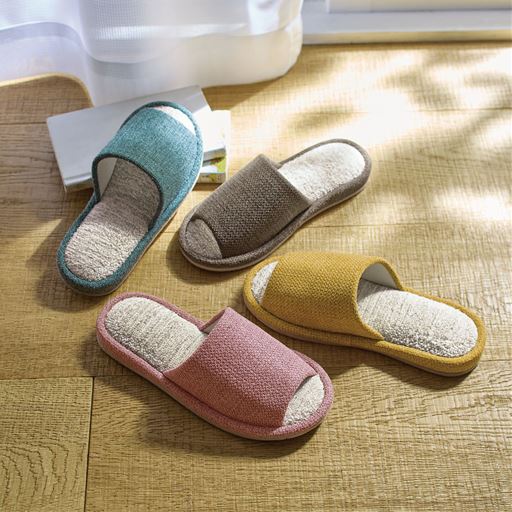 (上から時計回りに)ブルー、ブラウン、イエロー、ピンク 凹凸のある麻パイルは、汗をかいてもベタつきにくくシャリっと爽やかな足ざわり。足裏をほどよく刺激して、クセになる履き心地!
