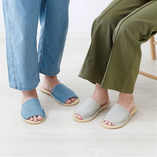 (左から)ブルー、グレー<br>足裏の汗や水分を吸収し、サラサラの気持いい履き心地です。