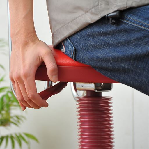 レッド<br>レバー式なので座ったままで座面の高さ調節が可能。