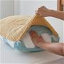 かぶせ式で、ごろつくファスナーがなく着脱も簡単。
