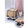荷物固定用のゴム紐付きで収納ポケットも付いています。