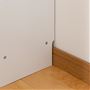幅木除けカット加工(奥行1×高さ6.5cm)で壁にぴったり設置できます。