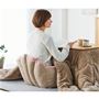 こたつと一緒に使用することでより暖かく。<br>※自立はしますが、もたれることはできません。