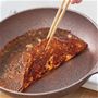 細かい凹凸で食材の接地面積を少なくしてこびりつきにくく。内側と外側、合わせて14層ものコーティングでツルスベが長続き。