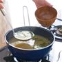 【20cm使用例】魚の切り身を焼いたり、炒めものや煮ものなど、<br>1～2人分のおかず作りにちょうどいい大きさ。<br>深さがあるので、焼きものをしても油が跳ねにくく、小鍋のようにも使えるから、<br>スープやみそ汁などの汁物を作るときに便利です。