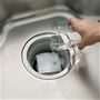 排水口に袋を置いてぬるま湯を注ぐだけ