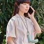 ライトブルー<br>付属のストラップで首から下げれば両手があいて安全。