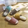 (上から時計回りに)ブルー、ブラウン、イエロー、ピンク 凹凸のある麻パイルは、汗をかいてもベタつきにくくシャリっと爽やかな足ざわり。足裏をほどよく刺激して、クセになる履き心地!