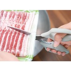 冷凍肉にも食い込むムテキバサミ