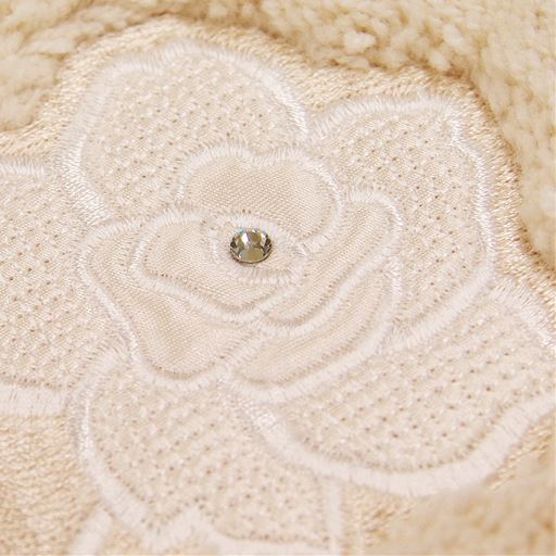 ベージュ<br>マットのバラ刺繍には、上品なラインストーン付き。