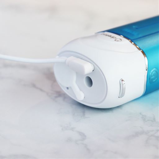 専用充電ケーブル。※コンセントに接続するには別売りのACアダプターが必要です。