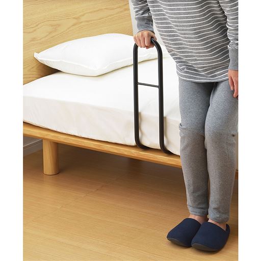ベッドでの寝起きの補助に!簡単取付けのスリム手すり。
